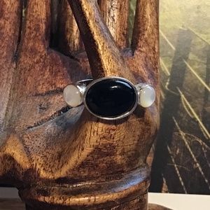 Women’s ring with black bead Center accented on each side with Pearl bead